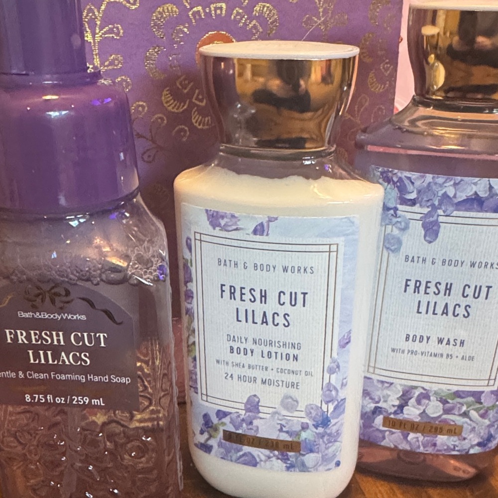 Bath & Body Works Fresh Cut Lilacs Collection - Purple and White - Picture 3 of 4